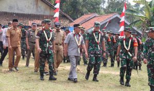 Sekertaris Daerah Kabupaten Bogor Burhanudin bersama Danrem 061/Suryakencana Brigjen TNI Rudy Saladin saat meninjau pembangunan Jalan Kampung Panunggangan, Desa Banyuasih. kecamatan Cigudeg, Kabupaten Bogor. Foto : Sandika Fadilah/JabarEkspres.com