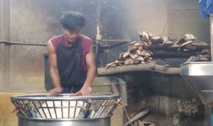 Perajin tahu di Kampung Purabaya, Desa Jayamekar Kecamatan Padalarang, Kabupaten Bandung Barat menyatakan siap ikut mogok produksi. Foto: Akmal Firmansyah/Jabarekspres