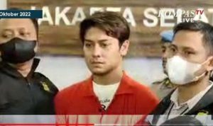 detikdetik Rizky Billar ditahan saat menggunakan baju oren. (tangkapan layar kompas TV)