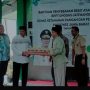 Wakil Gubernur Jawa Barat, Uu Ruzhanul Ulum saat memberikan bantuan 1.000 bibit ayam di Ponpes Miftahul Falah Kasomalang, Subang, Jumat (14/10/2022)