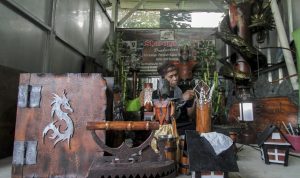 Oting Supriatna saat menyelesaikan pembuatan produk dari Pipa bekas di Sharaga Art, Cibinong, Kabupaten Bogor, Minggu 16 Oktober 2022. Foto: Sandika Fadilah/JabarEkapres.com