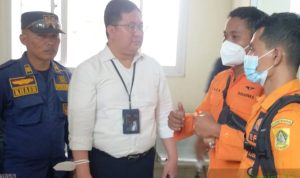 Paman Korban Arpan Setiawan saat berbincang dengan petugas gabungan di RSUD Ciawi, Kabupaten Bogor usai ditemukannya jasad Andini. Senin 17 Oktober 2022. Foto: Sandika Fadilah/JabarEkspres.com