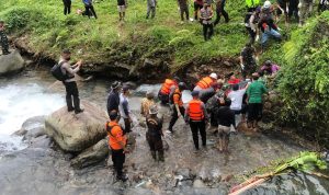 Petugas gabungan saat mengevakuasi jenazah pelajar di Desa Batulayang, Kecamatan Cisarua, Kabupaten Bogor, Dimana Kronologi penemuan jasad Andini pertama kali oleh anak-anak SD. Foto: Sandika Fadilah/Jabareskpres.com