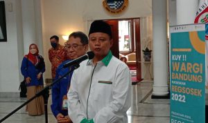 Wagub Jabar, Uu Ruzhanul Ulum saat memberikan pernyataan terkait pelaksanaan Regosek 2022, Selasa (18/10). Foto. Sandi Nugraha.