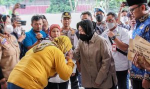 Menteri Sosial (Mensos) Tri Rismaharini didampingi Wali Kota Bogor Bima Arya saat menyerahkan santunan kepada ahli waris korban bencana tanah longsor di Kelurahan Kebon Kelapa, Kota Bogor. (Yudha Prananda / Jabar Ekspres)