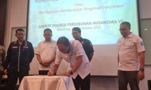 Direktur PTPN VII Ryanto Wisnuardhy saat Menandatangi PKB periode 2022-2023