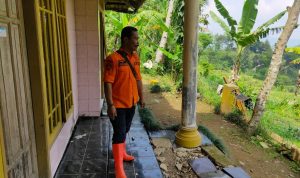 12 Rumah Terancam Bahaya Pergeseran Tanah di Bandung Barat, Penghuni Diungsikan 12 Rumah Terancam Bahaya Pergeseran Tanah di Bandung Barat, Penghuni Diungsikan