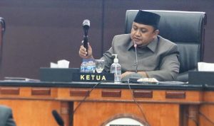 Ketua DPRD Kota Bogor, Atang Trisnanto saat mengetuk palu, tanda ditetapkan dua Perda baru. (Yudha Prananda / Jabar Ekspres)