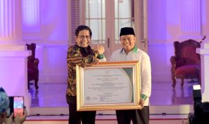 Wakil Gubernur Jabar Uu Ruzhanul Ulum mewakili Gubernur Jabar Ridwan Kamil menerima penghargaan, pada Acara Gala Dinner Teknologi Tepat Guna (TTG) Nusantara XXIII Tahun 2022 di Pendopo Bupati Cirebon, Kota Cirebon, Selasa (18/10/2022) malam