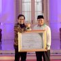 Wakil Gubernur Jabar Uu Ruzhanul Ulum mewakili Gubernur Jabar Ridwan Kamil menerima penghargaan, pada Acara Gala Dinner Teknologi Tepat Guna (TTG) Nusantara XXIII Tahun 2022 di Pendopo Bupati Cirebon, Kota Cirebon, Selasa (18/10/2022) malam