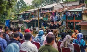 Wali Kota Bogor Bima Arya saat memimpin briefing staf di tengah permukiman warga Ciwaringin, Kelurahan Cibogor, Kecamatan Bogor Tengah, Kota Bogor. (Yudha Prananda / Humpro)