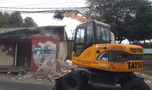 Petugas saat Pol PP Kabupaten Bogor saat eksekusi bongkar bangunan di Kawasan Puncak, Kabupaten Bogor, Kamis 20 Oktober 2022. Foto : Sandika Fadilah/JabarEkspres.com