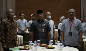 Sekertaris Daerah Burhanudin bersama Kepala Dinas Perdagangan dan Perindustrian Entis saat mengikuti peluncuran aplikasi guna dorong IKM masuk pasar modern. Foto : Sandika Fadilah/JabarEkspres.com