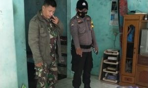 Petugas berada dirumah korban di Kampung Cimandala,Desa Cimandala, Kecamatan Sukaraja, Kabupaten Bogor. Foto : Sandika Fadilah via Polsek Sukaraja