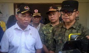 Menteri Koordinasi Pembangunan Manusia dan Kebudayaan (Menko PMK) Muhadjir Effendy didampingi Wali Kota Bogor Bima Arya saat akan meninjau sejumlah Apotek dan Fayankes di Kota Bogor. (Yudha Prananda / Jabar Ekspres)