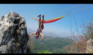 Salah seorang wisata, sedang menikmati hammocking di Hawu Pabeasan. Foto: Istimewa
