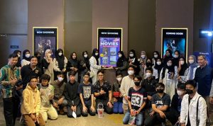 Sejumlah siswa bersama guru foto bersama usai menonton film hasil karya siswa di Mall Cibubur Janciont. Foto : Sandika Fadilah/Jabarekspres.com
