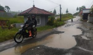 Perbaikan Jalan Selatan Dinilai Setengah Hati, Warga Keluhkan Kinerja Pemerintah Warga melintasi jalan berlubang di Terminal C Kampung Kubang, Bunijaya, Gununghalu. Foto: Akmal Firmansyah/Jabarekspres