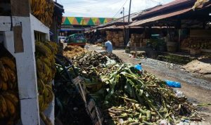 TIMBUNAN: Sampah sudah menumpuk sedari dua bulan lalu di Pasar Induk Gedebage, Bandung, pada Selasa (25/10). (Nizar/Jabar Ekspres)