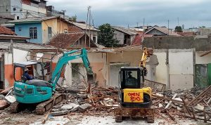 Proses eksekusi pembongkaran sejumlah bangunan tak berizin dilokasi rawan bencana longsor, tepatnya di Kelurahan Kebon Kelapa, Kota Bogor. (Yudha Prananda / Jabar Ekspres)