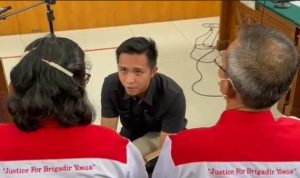 Moment haru saat Bharada E menghampiri orang tua Brigadir J berlutut lalu mencium kedua tangan ibu Brigadir J untuk meminta maaf. (Foto:-M Ichsan-disway)