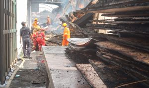 Tumpukan bahan yang mudah terbakar menjadi salah satu sebab api di Pabrik triplek susah untuk dikendalikan.