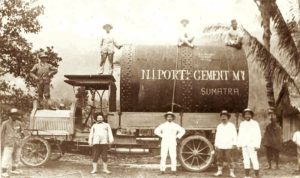 Drum yang dipakai untuk mengangkut semen pada zaman Belanda.-Dokumentasi Semen Padang-