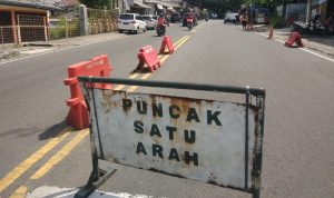 Pemberlakuan one way di kawasan puncak mengingat puluhan ribu kendaraan bergerak kekawasan tersebut. (Sandika Fadilah/ Jabarekspres)