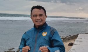 "PROF.AKRONIM" Dadan Sundayana Penulis Kalau bukan tragesi, pasti bukan salah sepak bola. (ist)