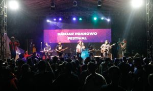 Anak Muda di Jawa Barat Yakin Ganjar Bisa Kembangkan Potensi Pariwisata Indonesia festival bertema 'Pariwisata Pulih, Indonesia Bangkit' di Lapangan Tol Grand Pangandaran, Kabupaten Pangandaran, Jawa Barat pada Minggu 2 Oktober 2022, malam.