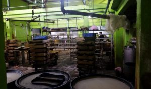 Pengrajin tahu di Cibuntu Bandung mogok produksi pada beberapa waktu lalu., karena harga kedelai yang merangkak naik. Foto Muhamad Nizar Jabar Ekspres.