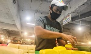 Harga kedelai naik, Pengrajin tahu tempe di Jabar menjerit Salah seorang pedagang tahu tempe di Pasar Tradisional Kota Bandung, mengaku susah bila harga kedelai naik. Foto. Deni Jabar Ekspres.