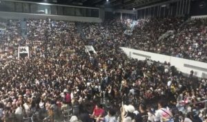 Kondisi penonton saat konser Berdendang Bergoyang yang berdesak-desakan.