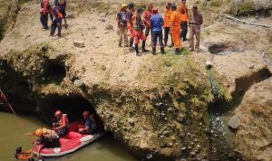Tim SAR Gabungan saat melakukan upaya pencarian terhadap dua anak yang tewas dan hanyut di Sungai Ciliwung, Kecamatan Bogor Timur, Kota Bogor, Senin (31/10). (Yudha Prananda / Jabar Ekspres)