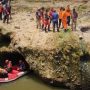 Tim SAR Gabungan saat melakukan upaya pencarian terhadap dua anak yang tewas dan hanyut di Sungai Ciliwung, Kecamatan Bogor Timur, Kota Bogor, Senin (31/10). (Yudha Prananda / Jabar Ekspres)