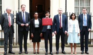 Perdana meneteri Inggris Rishi Sunak (tengah) bersama para pejabat.