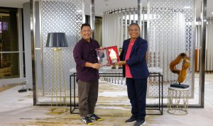 Direktur Wholesale and International Service Telkom Bogi Witjaksono (kiri) menyerahkan cenderamata kepada Menteri Parlemen dan Komunikasi Sosial Timor-Leste Francisco Martins da Costa Pereira Jeronimo saat melakukan kunjungan ke Telkom Landmark Tower.