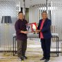 Direktur Wholesale and International Service Telkom Bogi Witjaksono (kiri) menyerahkan cenderamata kepada Menteri Parlemen dan Komunikasi Sosial Timor-Leste Francisco Martins da Costa Pereira Jeronimo saat melakukan kunjungan ke Telkom Landmark Tower.