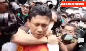 Video Ferdy Sambo Meringis di Tengah Kerumunan Wartawan Viral