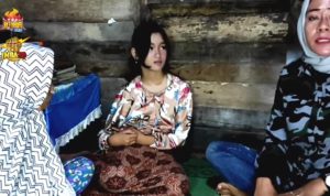Viral di TikTok, Gadis Cantik Anak Kuntilanak Ditemukan di Hutan, Begini Kisahnya Tiara Kartika (Tengah) gadis cantik yang sidebut Anak Kuntilanak, lantaran tak memiliki orang tua dan ditemukan di hutan saat bayi. (tangkapan layar Youtube Karol Inoviani)
