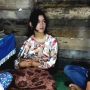 Tiara Kartika (Tengah) gadis cantik yang sidebut Anak Kuntilanak, lantaran tak memiliki orang tua dan ditemukan di hutan saat bayi. (tangkapan layar Youtube Karol Inoviani)