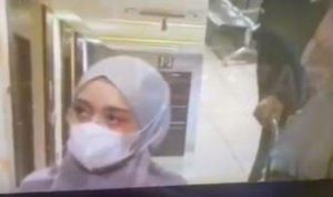 Foto terbaru Lesti Kejora saat keluar dari rumahsakit dalm kondisi diatas kursi roda dengan mata kiri masih terdapat lebam.