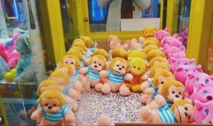 Permainan Capit Boneka Ternyata Haram, Begini Fatwanya Permainan capit boneka ternyata haram. (tangkapan layar Youtube)