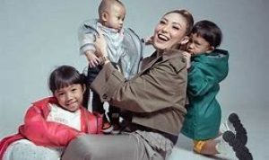 Ayu Dewi mengaku pertanh tinggalkan rumah, pergi denganmembawa ketiga anaknya bersamanya. (instagram @mrsayudewi)