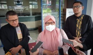 Perumda Tirta Pakuan Kota Bogor Geber Tata Kelola Perusahaan Sekda Kota Bogor Syarifah Sofiah bersama Direktur Umum Perumda Tirta Pakuan Rivelino Rizky dan Direktur Teknik Ardani Yusuf. (Yudha Prananda / Jabar Ekspres)