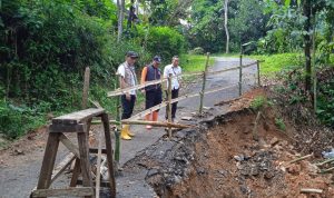Jalan penghubung dua desa di Sindangkerta terputus lantaran tergerus longsor .pada rabu (4/10) malam. Foto: Dok.BPDB Bandung Barat.