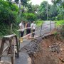 Jalan penghubung dua desa di Sindangkerta terputus lantaran tergerus longsor .pada rabu (4/10) malam. Foto: Dok.BPDB Bandung Barat.