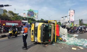 Truk bermuatan kaca tebal terguling di Simpang Buahbatu, Kota Bandung. Rabu (5/10). Foto. Instagram @beritakotabandung.
