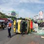 Truk bermuatan kaca tebal terguling di Simpang Buahbatu, Kota Bandung. Rabu (5/10). Foto. Instagram @beritakotabandung.