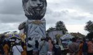 Patung kebanggaan Aremania didean Stadion.